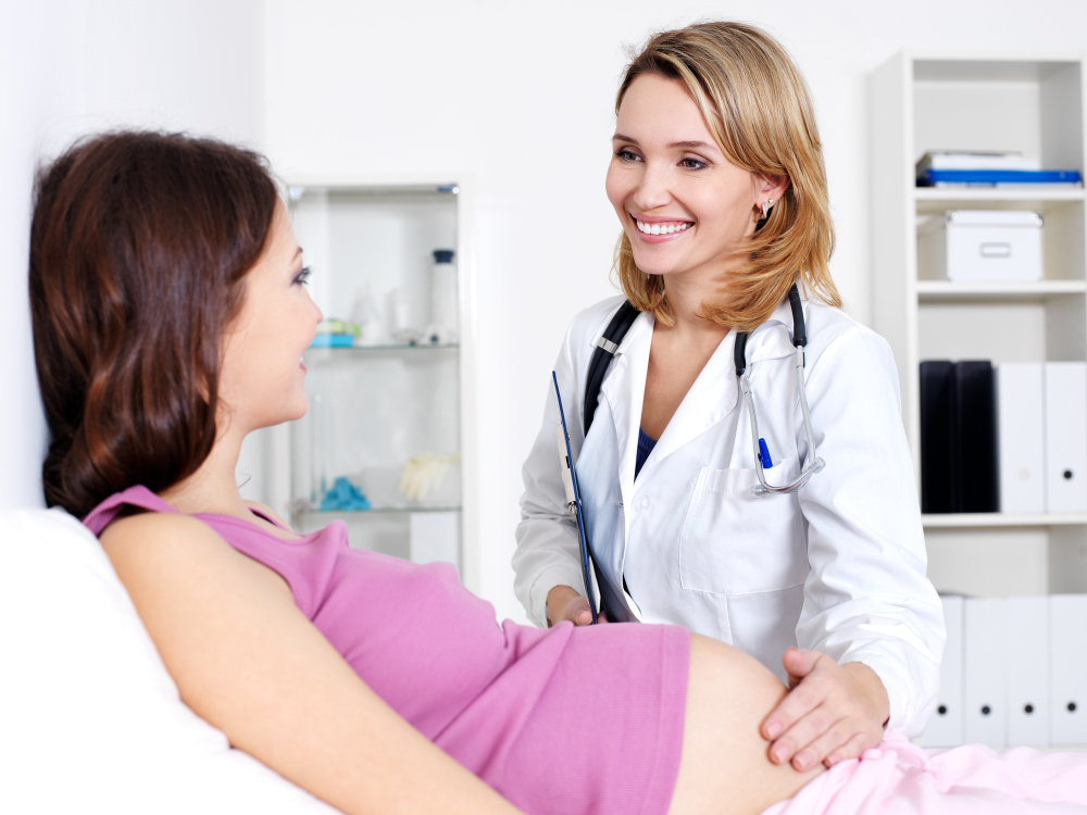 Kobieta w ciąży w gabinecie lekarskim.